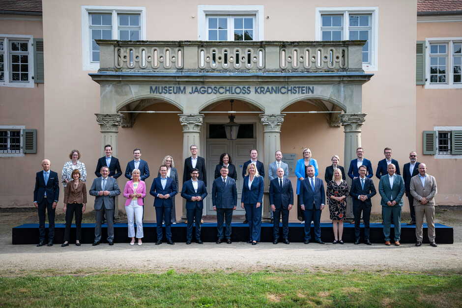 Zur Halbzeit der Legislaturperiode hat Ministerpräsident Boris Rhein in Wiesbaden eine Zwischenbilanz gezogen.