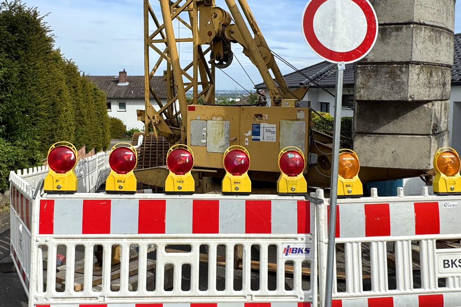 Geduldsprobe für Verkehrsteilnehmer in Mainz-Kostheim: Die ohnehin schon bestehende Vollsperrung in der Straße „An der Taunusbahn“ muss deutlich verlängert werden. Eigentlich sollten die Arbeiten an diesem Freitag (17. Juli) abgeschlossen sein, doch nun bleibt die wichtige Passage noch bis Mitte August für den Auto- und Radverkehr komplett dicht.
