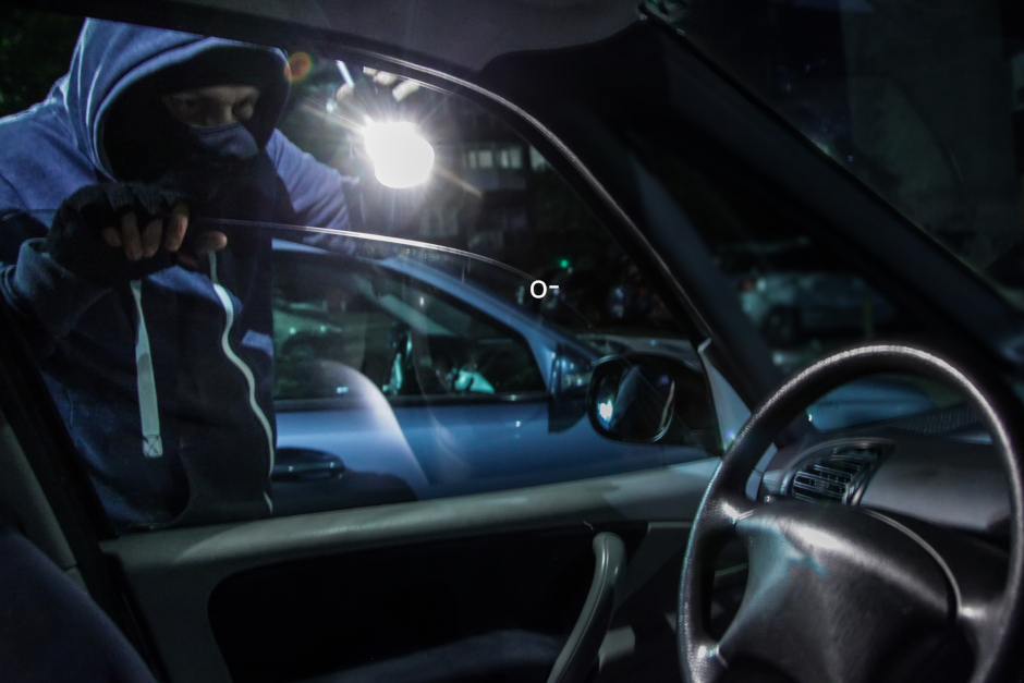 Dreister Auto-Einbruch am späten Sonntagabend: In Wiesbaden-Erbenheim hat ein rund 20-jähriger Mann die Scheibe eines geparkten Dacia zertrümmert und den Innenraum durchsucht. Anschließend flüchtete er mit zwei Komplizen in einem wartenden Fluchtfahrzeug. Die Polizei sucht nun nach Zeugen.