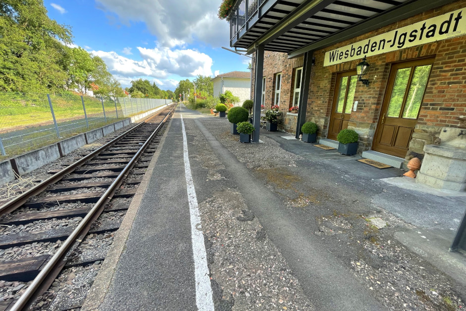 Im Bereich des Bahnhofs Wiesbaden-Igstadt kommt es Mitte August nachts zu Baugrunduntersuchungen auf der Ländchesbahn. Die Deutsche Bahn AG prüft dort im Rahmen ihres Programms „Deutschland braucht eine starke Schiene“ den Untergrund. Anwohnerinnen und Anwohner müssen sich in den Nächten vom 17. bis 21. August 2026 auf erhöhte Lärm- und Staubbelastungen einstellen.
