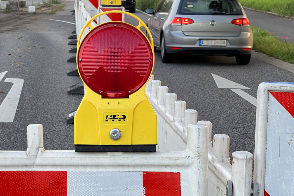 Wegen Kanalbauarbeiten wird der Langenbeckplatz in Wiesbaden ab Montag, 13. Juli, bis Freitag, 7. August, voll gesperrt. Die Zufahrt zur JoHo-Tiefgarage ist in dieser Zeit nur über ausgewiesene Umleitungen möglich. Auch die Ausfahrt aus der Tiefgarage ändert sich.