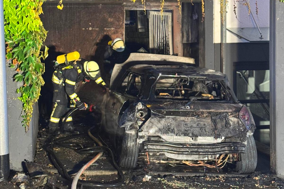 In der Fondetter Straße in Wiesbaden-Naurod ist am frühen Freitagmorgen ein Elektrofahrzeug direkt vor einem Mehrfamilienhaus in Brand geraten. Weil der Fluchtweg versperrt war, wurden Bewohner über Leitern gerettet. Dank des schnellen Einsatzes der Feuerwehr wurde niemand verletzt und ein Übergreifen der Flammen auf das Wohnhaus verhindert.