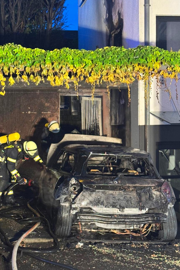 In der Fondetter Straße in Wiesbaden-Naurod ist am frühen Freitagmorgen ein Elektrofahrzeug direkt vor einem Mehrfamilienhaus in Brand geraten. Weil der Fluchtweg versperrt war, wurden Bewohner über Leitern gerettet. Dank des schnellen Einsatzes der Feuerwehr wurde niemand verletzt und ein Übergreifen der Flammen auf das Wohnhaus verhindert.