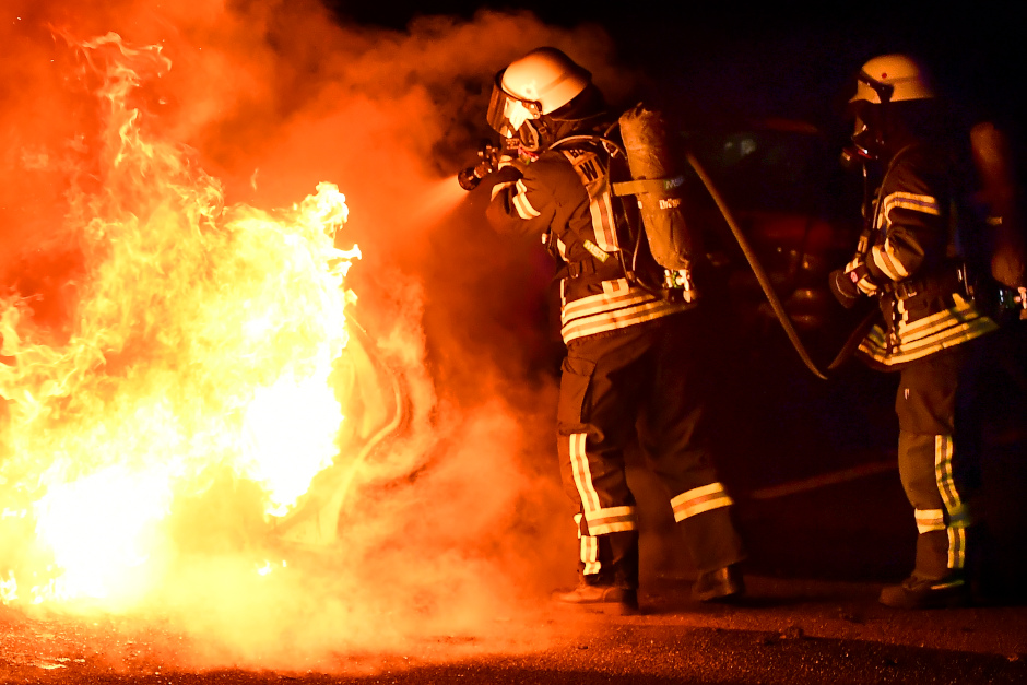 In Wiesbaden-Biebrich hat ein Mülltonnenbrand in der Nacht zum Sonntag erheblichen Sachschaden angerichtet. Mindestens zehn Tonnen standen in Flammen, auch ein Wohnhaus und zwei geparkte Autos wurden beschädigt. Die Kriminalpolizei ermittelt.