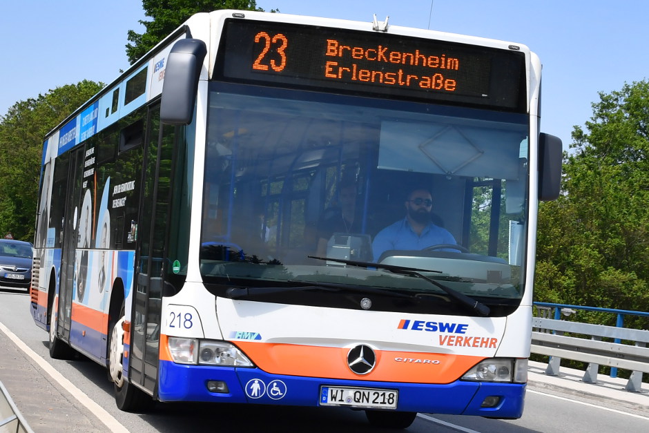 Einbahnstraßenregelung Stegerwaldstraße in Wiesbaden-Dotzheim. Busse werden umgeleitet.
