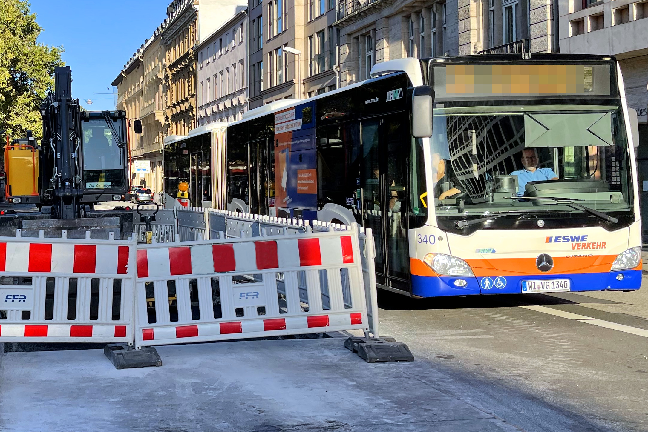 Autofahrer und Fahrgäste des öffentlichen Nahverkehrs in Wiesbaden müssen sich ab der kommenden Woche auf erhebliche Einschränkungen einstellen. Aufgrund dringender Bauarbeiten wird die Kastellstraße ab Montag, 6. Juli, für mehr als drei Monate voll gesperrt. Betroffen sind neben dem Individualverkehr auch zentrale Busverbindungen der ESWE Verkehr.