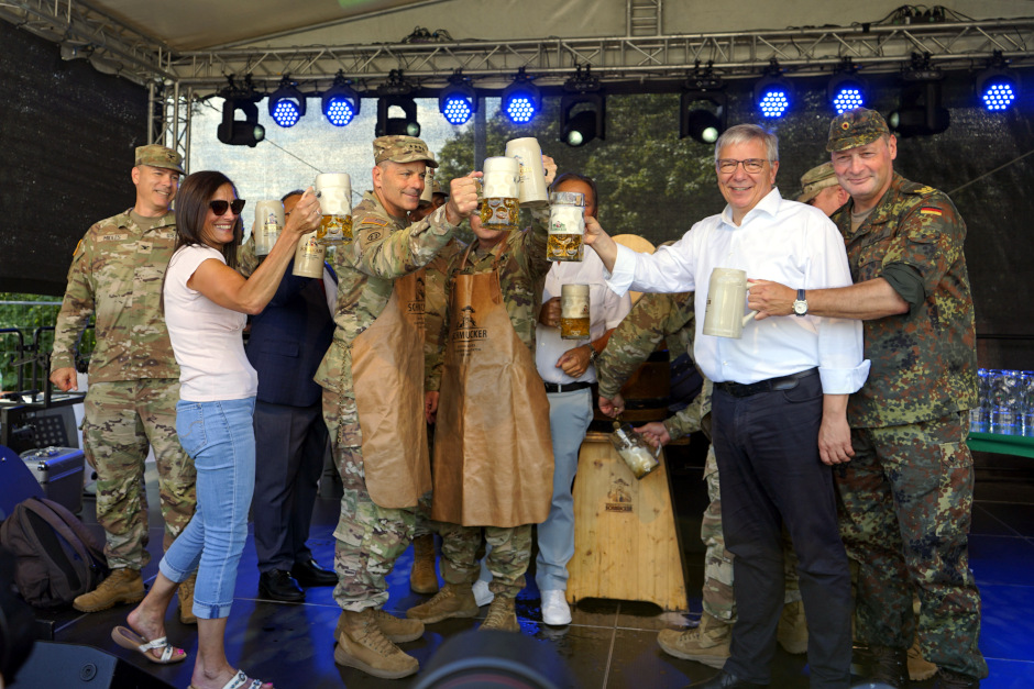 Auf dem Hainerberg in Wiesbaden ist das Deutsch-Amerikanische Freundschaftsfest am Mittwoch offiziell gestartet. Bis Sonntag erwartet die Besucher ein buntes Programm mit Fahrgeschäften, Essen, Biergarten und dem großen „4th of July“-Feuerwerk zum US-Unabhängigkeitstag.