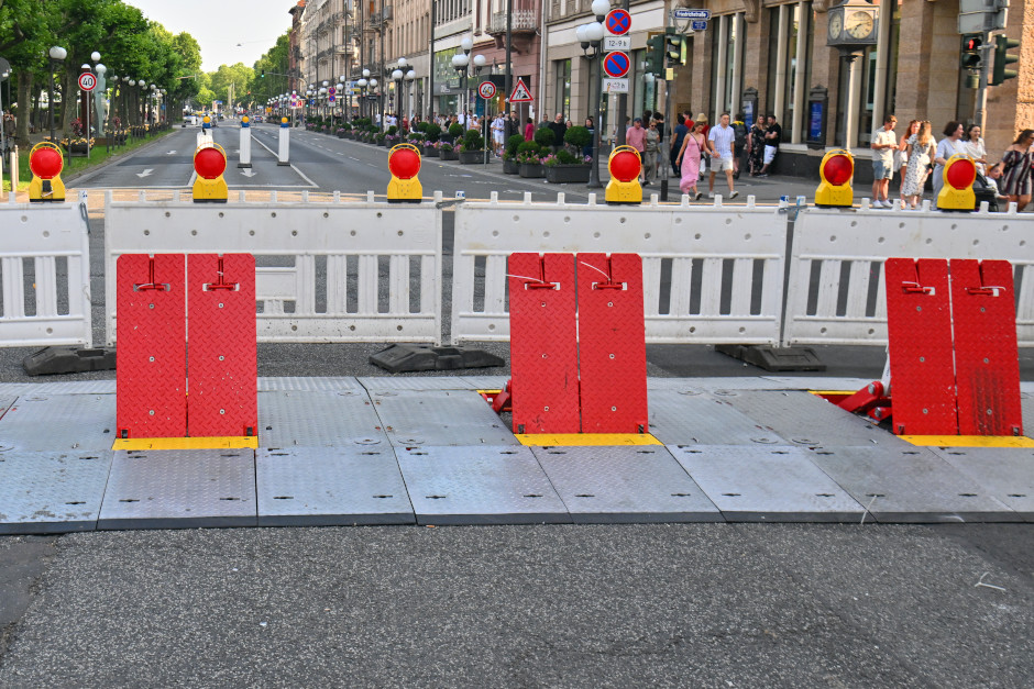 Anti-Terror-Sperre und mobile Fahrzeugsperre bei einer Veranstaltung in Wiesbaden