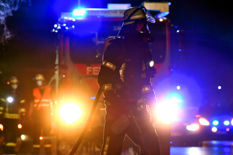 In Wiesbaden-Biebrich ist am Montagabend erneut ein Mülltonnenbrand ausgebrochen. In der Albert-Schweitzer-Allee wurden mindestens eine Großraummülltonne, sieben weitere Tonnen und das Vordach eines Müllsammelplatzes beschädigt. Die Polizei ermittelt und bittet um Hinweise.