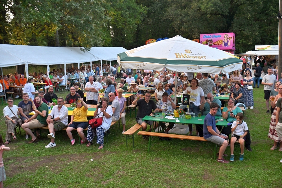 Im Fichter Wäldchen in Bierstadt steigt Mitte Juli wieder eines der beliebtesten Sommerfeste in Wiesbaden: das Fichter Waldfest 2026. Mit Live-Musik, royalen Gästen, Kinderprogramm, Kult-Tauziehen und freiem Eintritt verspricht das Wochenende am 17. und 18. Juli beste Stimmung unter freiem Himmel.