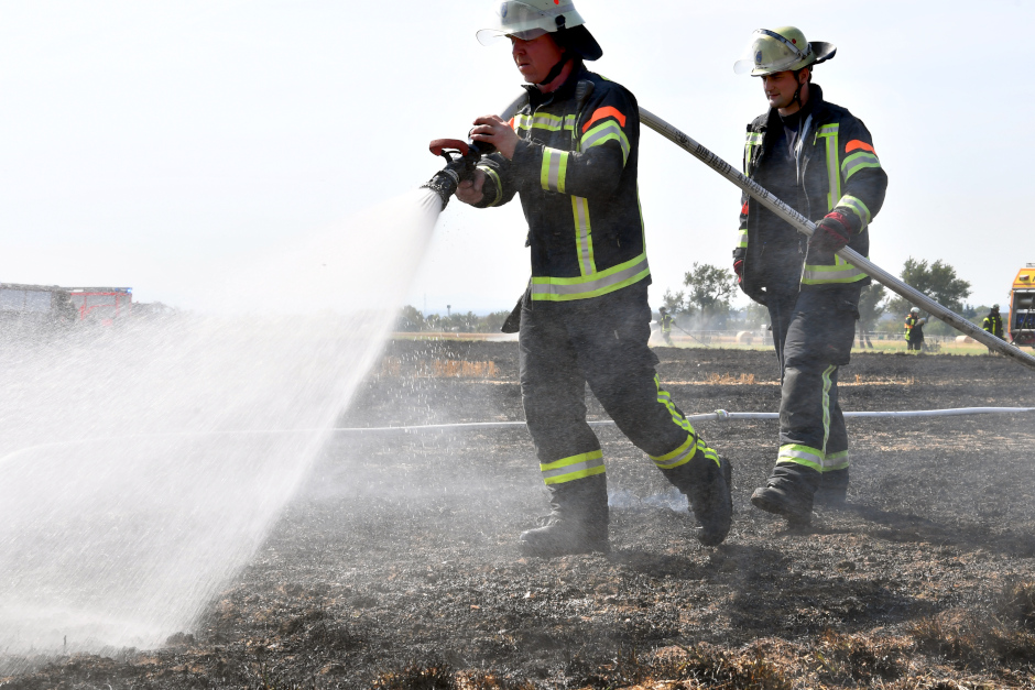 In Mainz-Kastel ist es am Dienstag zu einem größeren Flächenbrand im Bereich des Schmalwegs gekommen. Dank des schnellen und koordinierten Eingreifens der Feuerwehr konnte ein Übergreifen der Flammen auf weitere Flächen verhindert werden