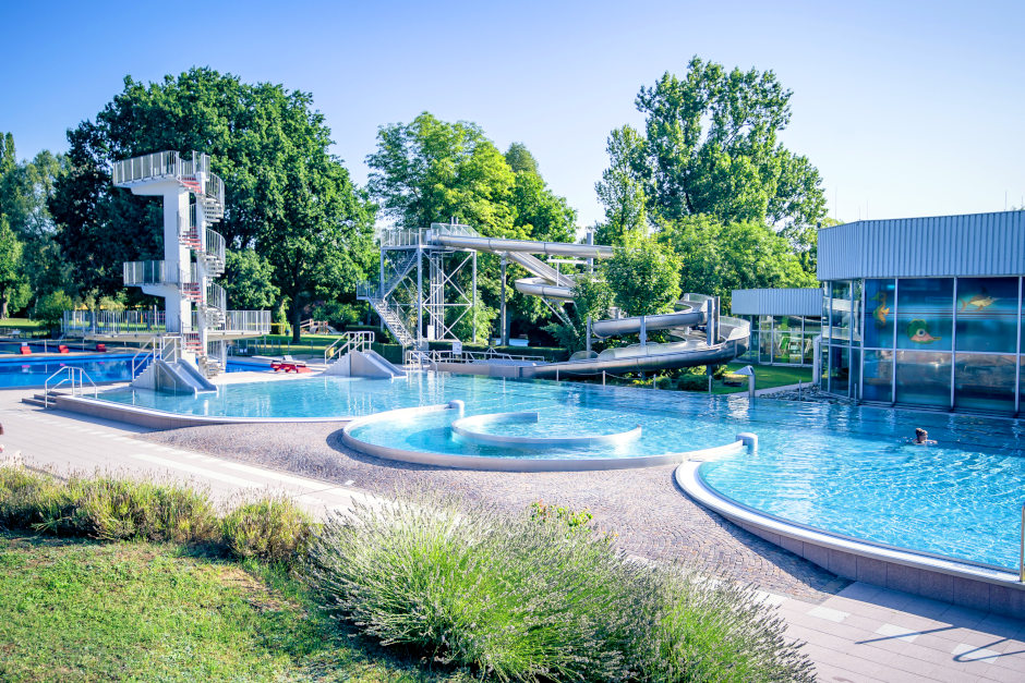 Im Freibad Kleinfeldchen Wiesbaden sind in den Sommerferien an den Wochenenden sogenannte Awareness-Teams unterwegs. Sie werben für einen respektvollen Umgang unter Badegästen und sind zugleich Ansprechpersonen für die Kampagne „Luisa ist hier“, die Frauen in unangenehmen oder bedrohlichen Situationen niedrigschwellig Hilfe bietet.