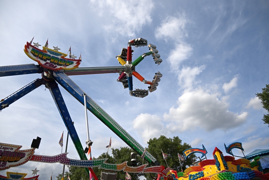Am Wochenende beginnt in Biebrich wieder die Gibber Kerb. Vom 17. bis 20. Juli erwartet Besucherinnen und Besucher auf dem Festplatz an der Tannhäuserstraße ein großes Programm mit Musik, Fahrgeschäften, Kulinarik und dem traditionellen Brillantfeuerwerk zum Abschluss. Die Anreise ist bequem mit dem Bus oder mit dem Auto möglich.
