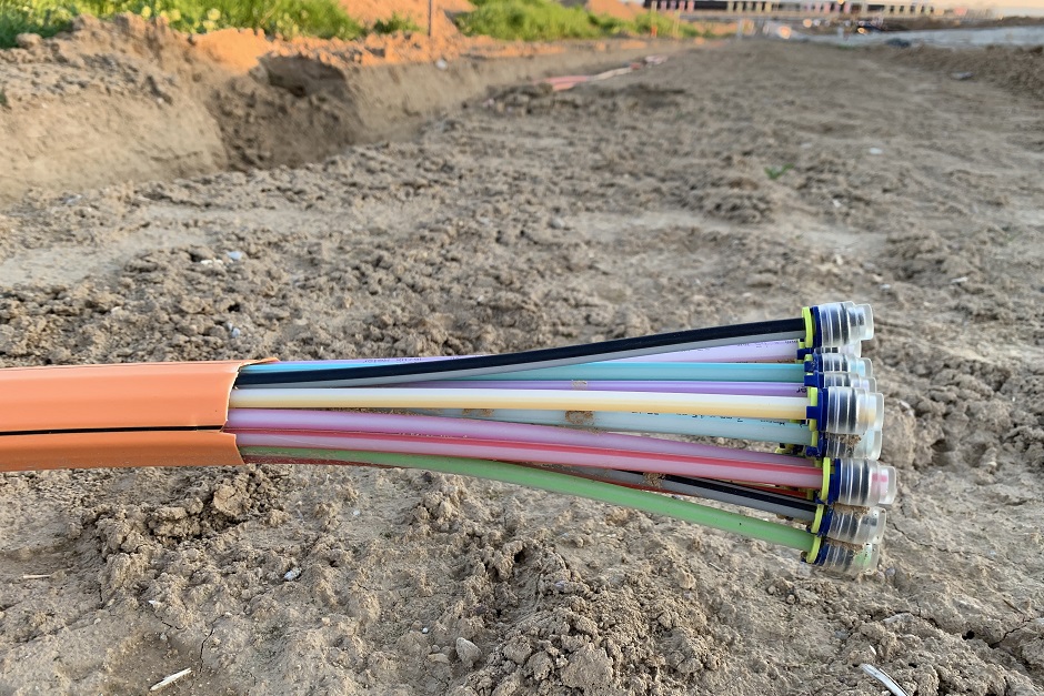 Mit einem symbolischen Spatenstich am Kerbeplatz in Dotzheim haben die Landeshauptstadt Wiesbaden und die OXG Glasfaser GmbH den nächsten Schritt beim Ausbau des Glasfasernetzes eingeleitet. Ziel ist es, noch mehr Haushalte und Unternehmen mit leistungsfähigem und stabilem Internet zu versorgen.