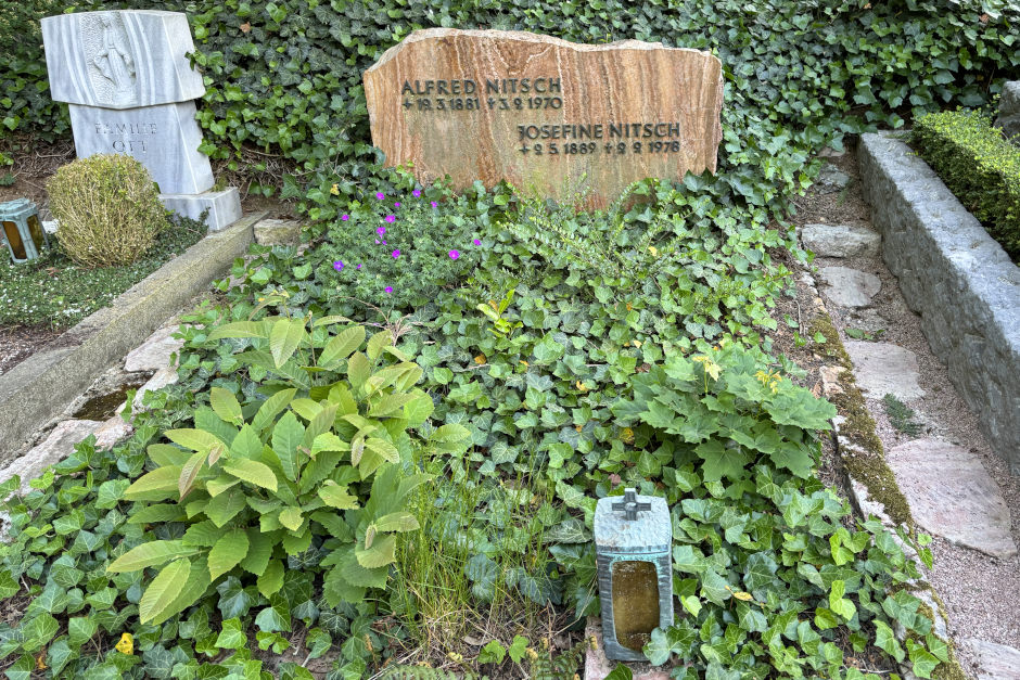 Auf dem Wiesbadener Südfriedhof sind in der vergangenen Woche Metallgegenstände von Gräbern gestohlen und zahlreiche Grabstellen beschädigt worden. Betroffen sind mehr als hundert Gräber im oberen östlichen Bereich des Friedhofs. Das Grünflächenamt hat die Polizei informiert und bittet Angehörige um eine Kontrolle der Gräber.