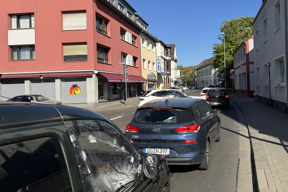 Nach der Sperrung der Mainbrücke Hochheim auf der A671 danken die Landeshauptstadt Wiesbaden und die Autobahn GmbH des Bundes den Menschen in Kastel und Kostheim für ihre Geduld. Besonders der enge Ortskern von Kostheim war durch den Umleitungsverkehr stark belastet.