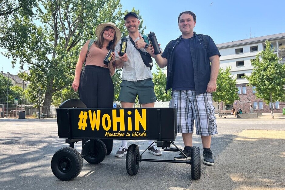 Streetwork verteilt Wasserflaschen an obdachlose Menschen in Wiesbaden