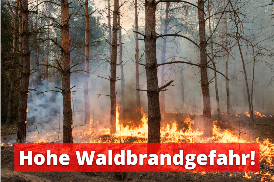 Wegen der anhaltenden Trockenheit gilt in Wiesbaden auch in der kommenden Woche weiter die Waldbrand-Warnstufe 3. Deshalb bleiben sämtliche öffentlichen Grillplätze in und am Wald geschlossen. Stadt, Feuerwehr und Forstdienststellen appellieren an die Bevölkerung, besonders wachsam zu sein und Regeln konsequent einzuhalten.