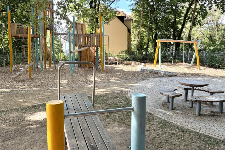 Der südliche Teil des Kinderspielplatzes Moabiter Straße in Wiesbaden-Erbenheim ist nach umfassender Umgestaltung wieder freigegeben. Entstanden ist ein moderner, barrierearmer Spielbereich mit neuen Kletter-, Bewegungs- und Aufenthaltsangeboten für Kinder und Familien.