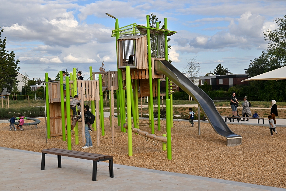 Im Neubaugebiet Bierstadt-Nord ist der südliche Teil des neuen Kinderspielplatzes offiziell freigegeben worden. Familien erwartet dort ein moderner, inklusiver Spielbereich mit Kletter-, Rutsch- und Balancierangeboten sowie einem durchdachten Beschattungskonzept.