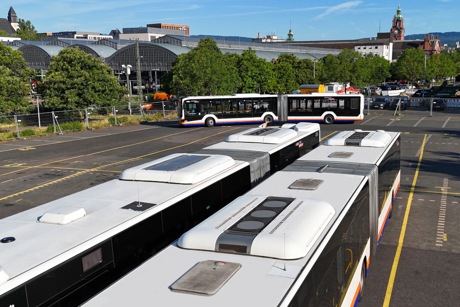 Bei den aktuellen Sommertemperaturen weist ESWE Verkehr auf wichtige Fakten zum klimatisierten Busfahren in Wiesbaden hin. Alle Linienbusse sind mit Klimaanlagen ausgestattet, die jedoch bei extremer Hitze an ihre Grenzen stoßen können. Fahrgäste können mit ihrem Verhalten selbst dazu beitragen, dass die Fahrt angenehmer bleibt.