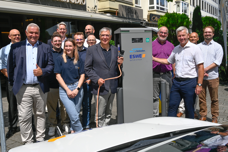 Wiesbaden treibt den Ausbau der öffentlichen Ladeinfrastruktur weiter voran und behauptet seine Spitzenposition bei der Elektromobilität. Mit 446 neuen Ladepunkten hat ESWE Versorgung die Vorgabe bereits übertroffen und mehr als die Hälfte der bis 2030 geplanten neuen E-Tankstellen umgesetzt. Damit wird das Laden im öffentlichen Raum in Wiesbaden für immer mehr Menschen alltagstauglich.