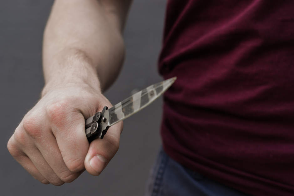 Am frühen Samstagmorgen ist es am Michelsberg in Wiesbaden zu einer Auseinandersetzung zwischen mehreren Personen gekommen. Dabei wurde ein 25-jähriger Mann nach bisherigen Erkenntnissen auch mit einem Messer verletzt. Die Kriminalpolizei bittet um Zeugenhinweise.