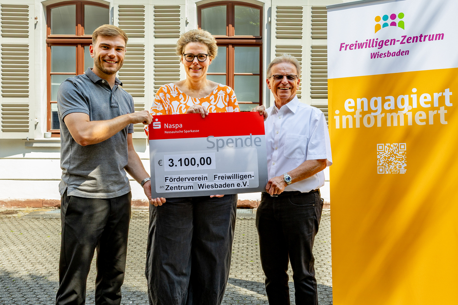 Mit 3.100 Euro unterstützt die Nassauische Sparkasse das Integrationsprojekt Kickstart Wiesbaden