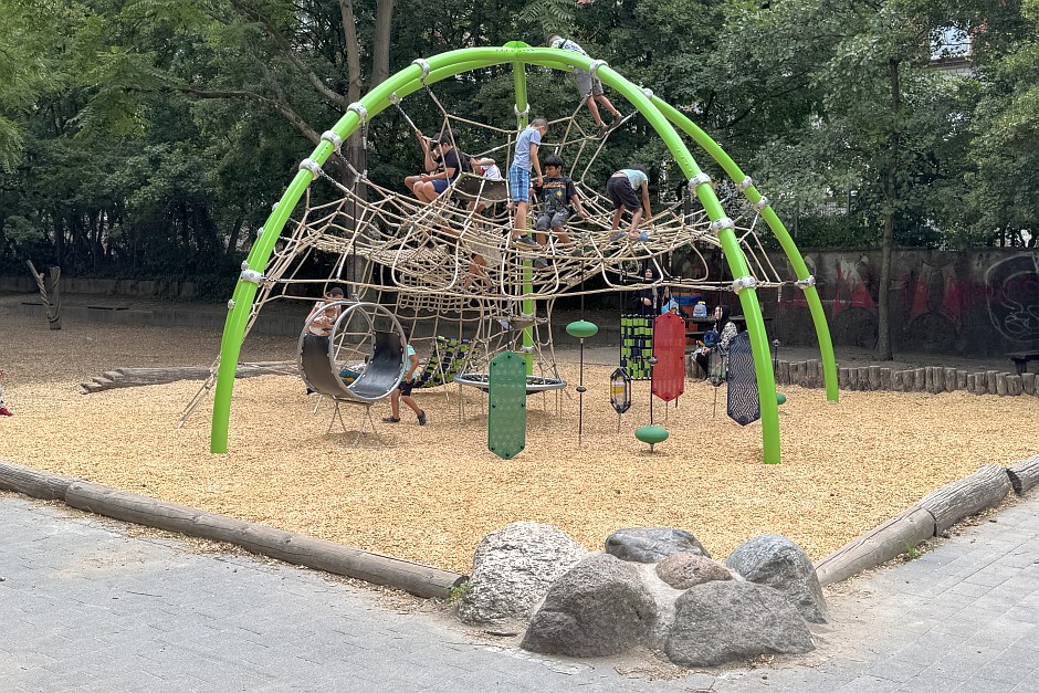 Spielspaß im Wiesbadener Westend: Neue Geräte auf dem Blücherplatz freigegeben