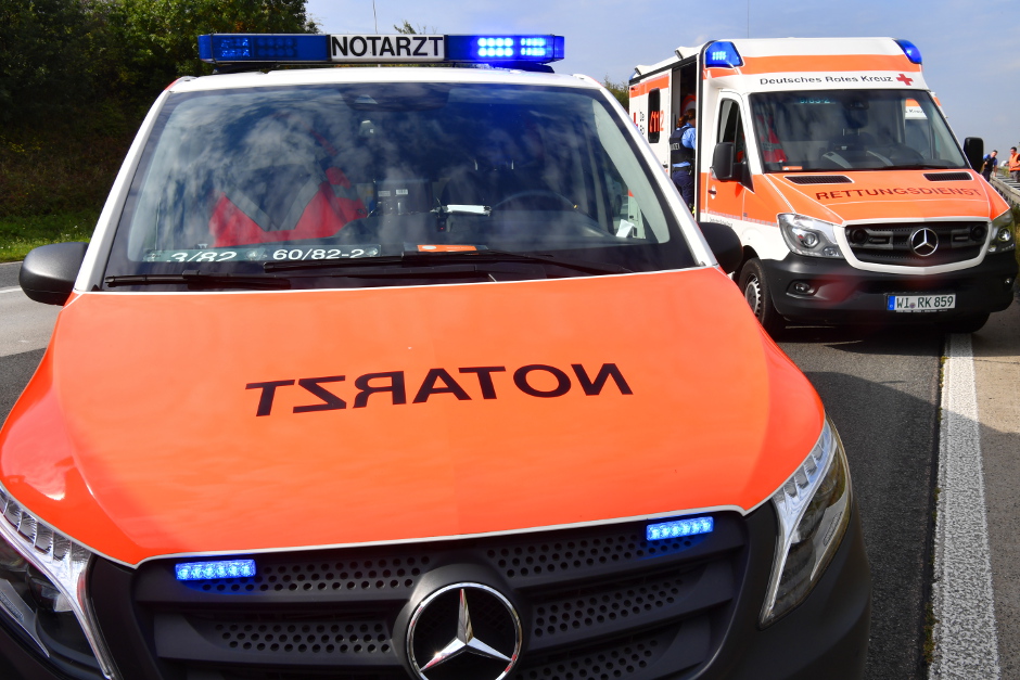 Auf der Kreisstraße 658 bei Wiesbaden-Kloppenheim ist am Mittwochabend ein 60-jähriger Motorradfahrer schwer verunglückt. Der Kawasaki-Fahrer verlor nach einer Linkskurve die Kontrolle über sein Fahrzeug, stürzte und prallte gegen die Schutzplanke. Er wurde per Rettungswagen ins Krankenhaus gebracht.