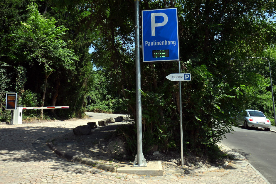 Günstiger Stadtbummel im Sommer: Auf diesem zentrumsnahen Parkplatz in Wiesbaden parken Sie jetzt eine Stunde gratis! Sommerferien-Aktion am Paulinenhang.