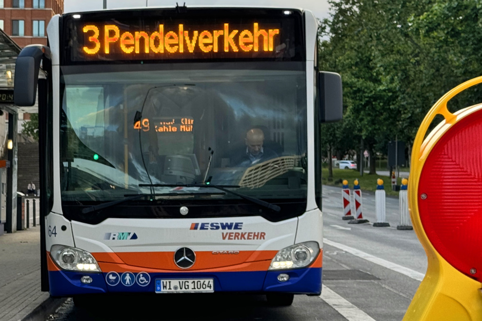 Wegen des Wasserrohrbruchs in der Platter Straße richtet ESWE Verkehr ab Mittwoch, 8. Juli, einen Pendelverkehr für die Linie 6 ein. Die Busse fahren zwischen Schwalbacher Straße und Rothstraße im 15-Minuten-Takt. Fahrgäste sollten mehr Zeit einplanen und die geänderten Fahrtwege beachten.