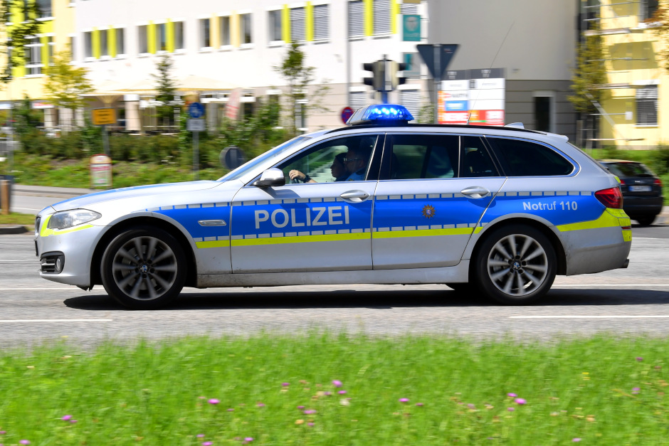 Mit über 1,7 Promille und ohne Führerschein: Betrunkener VW-Fahrer baut Unfall in Wiesbaden-Erbenheim und flüchtet!