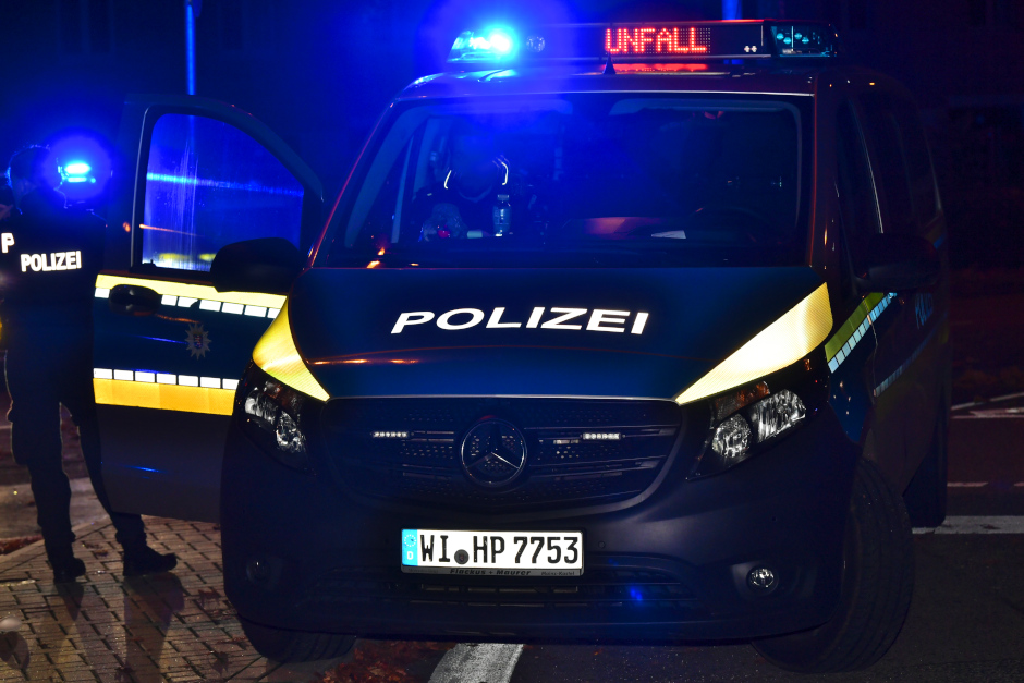 Auf der B43 in Frankfurt ist es in der Nacht zum Montag zu einem Unfall zwischen einem Linienbus und einem Auto gekommen. Bei der anschließenden Kontrolle stellte die Polizei fest: Das Fahrzeug und die Kennzeichen waren zuvor in Wiesbaden gestohlen worden.