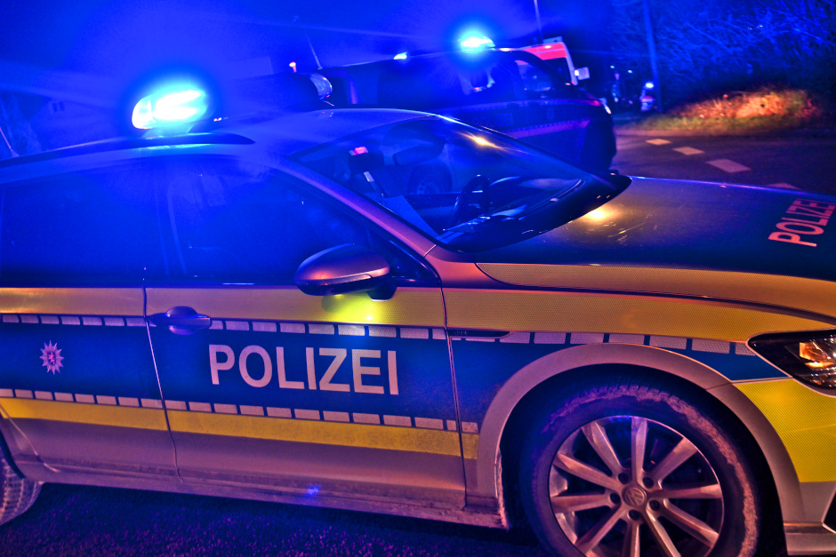 In Wiesbaden ist es in den frühen Morgenstunden des Samstag, 25. Juli 2026, zu einer brutalen Auseinandersetzung gekommen. Ein 21-jähriger Mann wurde dabei von drei anderen Männern attackiert und erlitt so schwere Verletzungen, dass ihm eine Fingerkuppe abgetrennt wurde.
