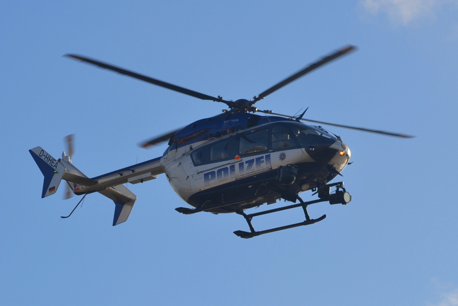 In der Nacht zum Dienstag hat ein Polizeihubschrauber Wiesbaden nach mehreren Meldungen über Brandgeruch aus der Luft überprüft. Eine konkrete Brandstelle wurde dabei nicht gefunden. Gleichzeitig brannten in der Stadt erneut mehrere Mülltonnen – insgesamt zehn Brandorte wurden gemeldet.