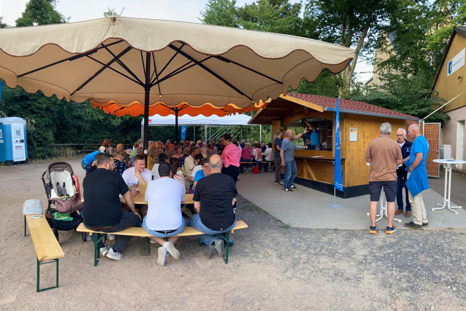 Der TuS Rambach e.V. lädt am kommenden Freitag und Samstag, 10. und 11. Juli, jeweils ab 18 Uhr zum Weinstand auf dem Festplatz am Kirchweg in Wiesbaden-Rambach ein. Besucher dürfen sich auf regionale Weine, kleine Snacks und passende Erfrischungen bei sommerlichen Temperaturen freuen.