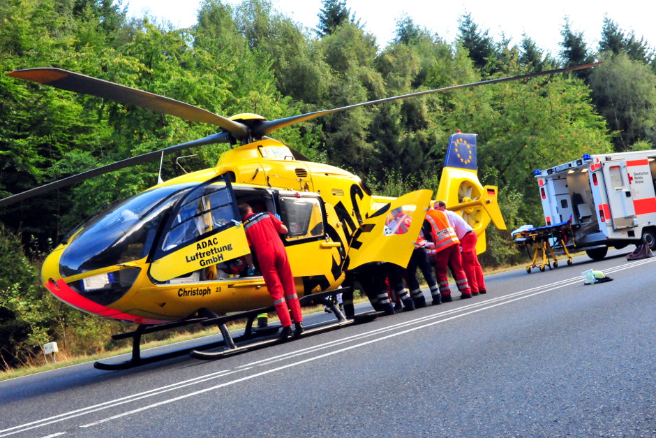 Auf der A3 bei Niedernhausen hat sich am Montagmorgen ein schwerer Verkehrsunfall ereignet. Ein Mini Cooper kollidierte mit einem Sattelzug, zwei Insassen wurden schwer verletzt, einer von ihnen per Rettungshubschrauber in ein Krankenhaus gebracht. Die Autobahn Richtung Köln war über Stunden gesperrt.