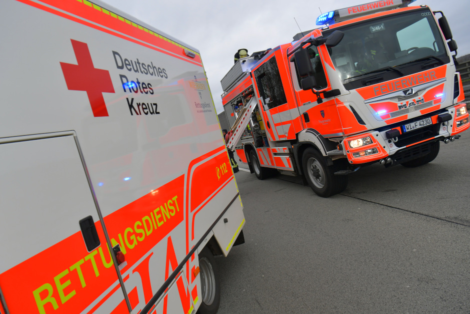 Die Rettungsleitstelle der Feuerwehr Wiesbaden verzeichnet weiterhin ein außergewöhnlich hohes Einsatzaufkommen. Innerhalb von 24 Stunden gingen rund 850 Notrufe ein, mehr als 380 Einsatzereignisse mussten für Feuerwehr und Rettungsdienst koordiniert werden. Ein Wohnungsbrand am Abend zeigte dabei erneut, wie wichtig die Arbeit der Leitstelle ist.