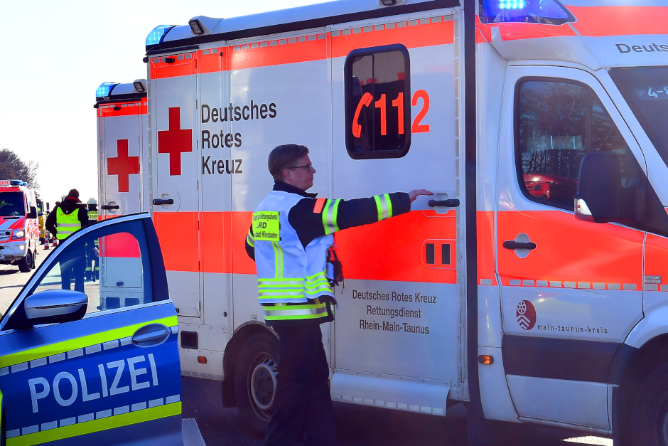 Zusammenstoß im Wiesbadener Westend: E-Scooter-Fahrer fährt 62-jährige Radfahrerin um und flüchtet!