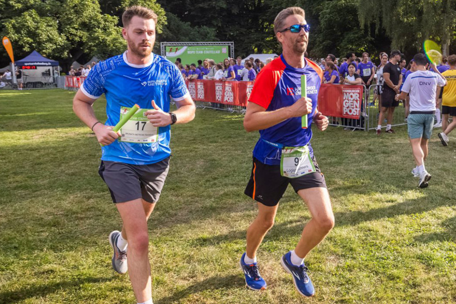 Wiesbaden bekommt erstmals einen eigenen Firmenlauf im Staffelformat. Bei der RUN5 TEAMSTAFFEL gehen am 12. August 2026 Unternehmen, Vereine, Institutionen und private Teams gemeinsam an den Start – mit fünf Läuferinnen und Läufern, jeweils fünf Kilometern und einem besonderen Lauf-Erlebnis rund um Bowling Green und Kurpark.
