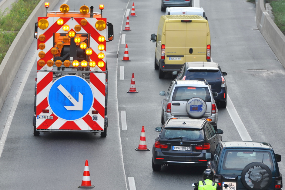 Auf der A3 zwischen Wiesbaden-Medenbach und Idstein kommt es aktuell zu Verkehrsbehinderungen. Wegen Hitzeschäden an der Fahrbahn ist der linke Fahrstreifen in Fahrtrichtung Köln gesperrt, zusätzlich ist auch der mittlere Fahrstreifen betroffen. Der Verkehr kann derzeit nur den rechten Fahrstreifen nutzen.