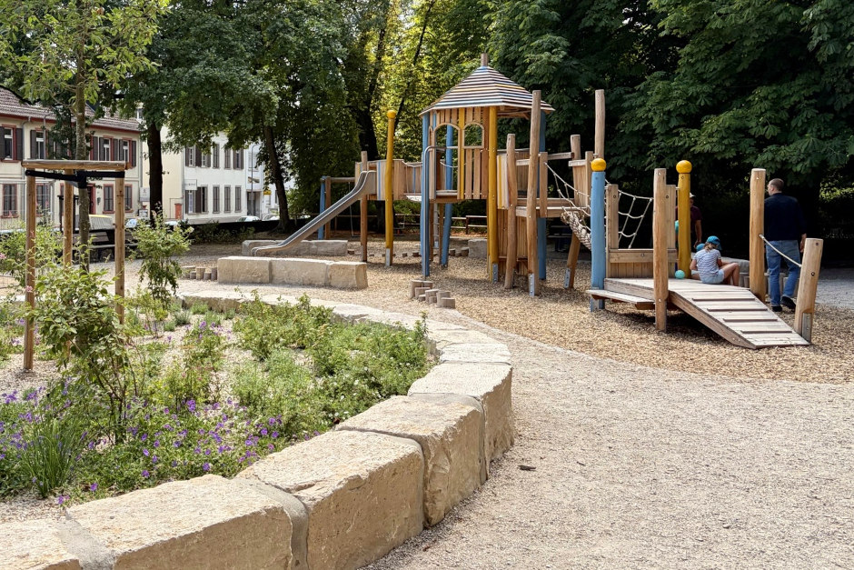 Im Schlosspark Biebrich ist der neu gestaltete Spielplatz offiziell eröffnet worden. Mit Wasser-Matsch-Anlage, Kletterbereich, Schaukeln, Trampolinen, einem inklusiven Karussell sowie Schloss- und Kutschenmotiven ist ein attraktiver Treffpunkt für Kinder und Familien entstanden.