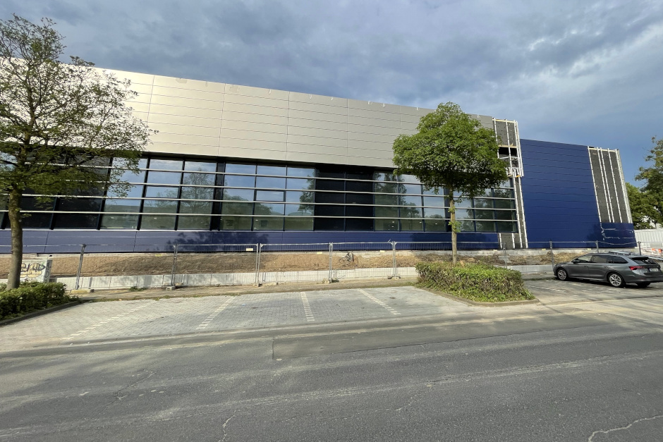 Die neu errichtete Sporthalle in der Balthasar-Neumann-Straße 1a erhält einen offiziellen Namen: Auf Vorschlag des Ortsbeirates Südost hat der Magistrat beschlossen, die Halle künftig „Sporthalle Weidenborn“ zu nennen. Mit der standortbezogenen Bezeichnung knüpft die Stadt an die neue Lage im Weidenborn-Quartier an.