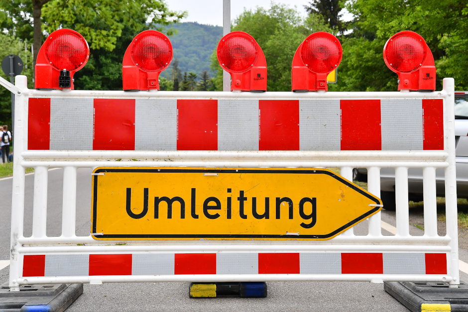 Sperrung der Straße Oberfeld in Wiesbaden-Erbenheim in Richtung Igstadt.