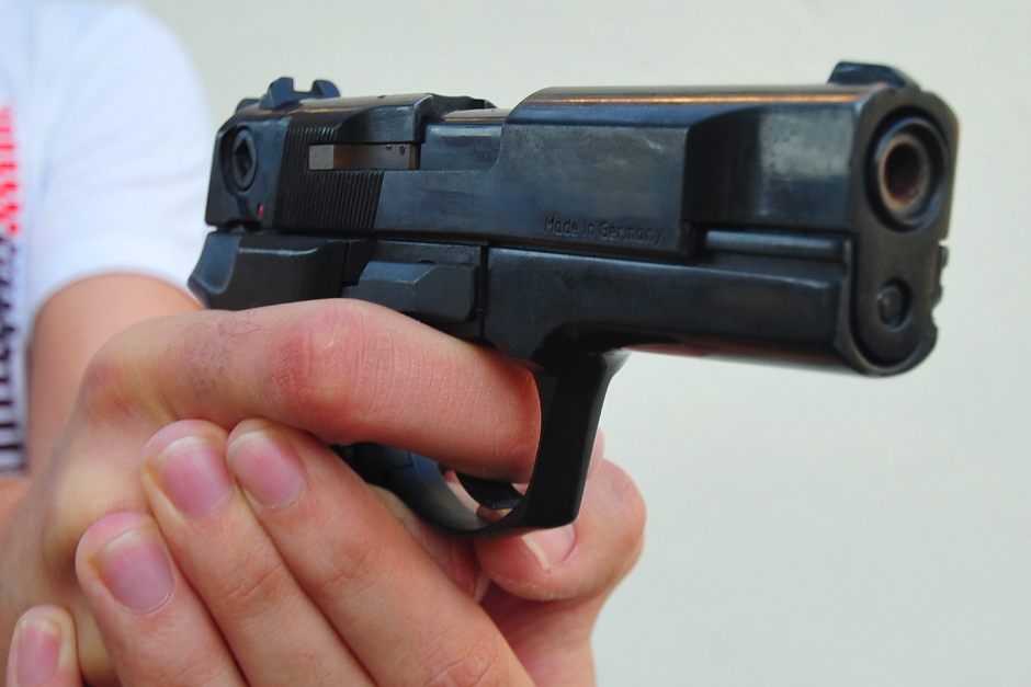 In der frühen Samstagnacht ist es in der Schwalbacher Straße in Wiesbaden nach einer verbalen Auseinandersetzung zu Schussabgaben mit einer Schreckschusspistole gekommen. Die Polizei stellte vor Ort Hülsen sicher und hat ein Verfahren wegen eines Verstoßes gegen das Waffengesetz eingeleitet. Zeuginnen und Zeugen werden gebeten, sich zu melden.