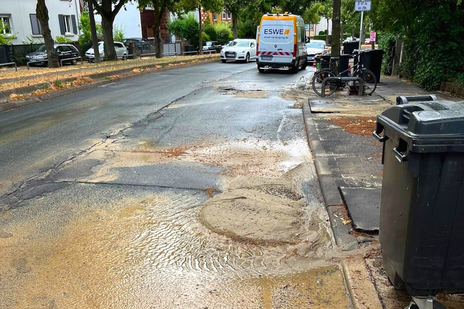 Nach einem Wasserrohrbruch ist die Platter Straße in Wiesbaden derzeit voll gesperrt. Betroffen ist eine Graugussleitung, die am Dienstagmorgen gegen 6:30 Uhr beschädigt wurde. Für Anwohner wurde ein Standrohr aufgestellt, die Versorgungssicherheit ist laut ESWE Versorgung nicht gefährdet.