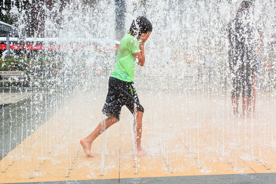 Die Landeshauptstadt Wiesbaden bringt im Sommer einen mobilen Wasserspielplatz in die Innenstadt: Die PlayFountain sorgt vom 18. Juli bis 9. August auf dem Kochbrunnenplatz für kostenlose Abkühlung. Besonders Kinder und Familien sollen von dem Angebot in der heißen Jahreszeit profitieren.
