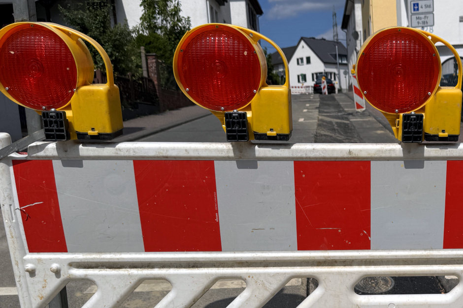 Bauarbeiten an Hausanschlüssen: Geisbergweg in Wiesbaden-Nordenstadt bis Ende August voll gesperrt