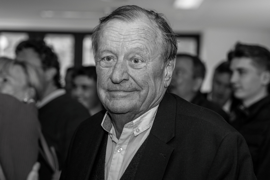 Die Landeshauptstadt nimmt Abschied von einer ihrer prägendsten Persönlichkeiten: Der frühere Wiesbadener Oberbürgermeister Achim Exner ist im Alter von 81 Jahren verstorben. Um den Bürgerinnen und Bürgern Raum für ihre Trauer und persönlichen Worte zu geben, liegt ab Dienstag, 4. August, ein Kondolenzbuch im Foyer des Rathauses aus. Die Beflaggung am Schlossplatz trägt Trauerflor.